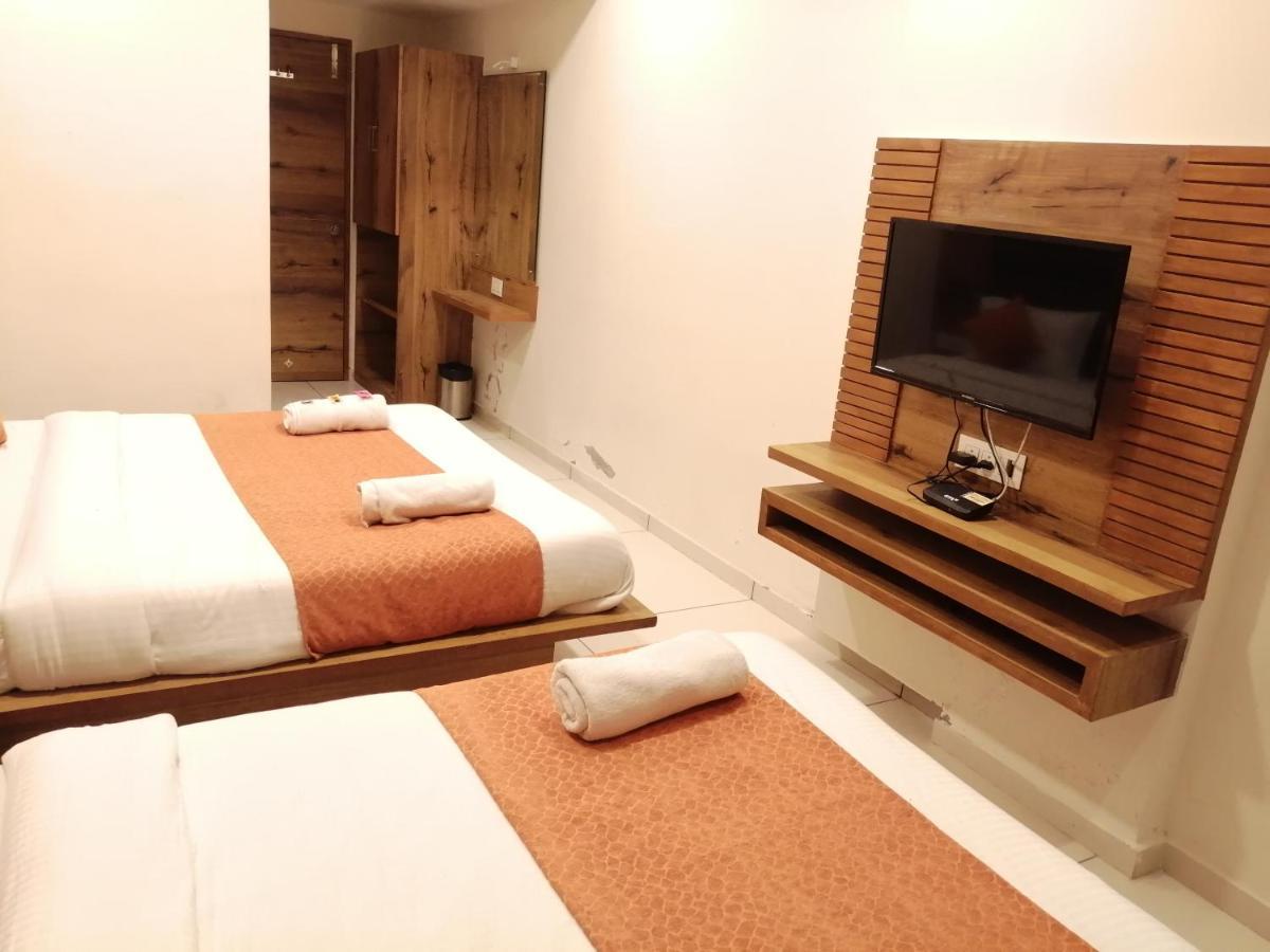 Hotel Golden City Vadodara Extérieur photo