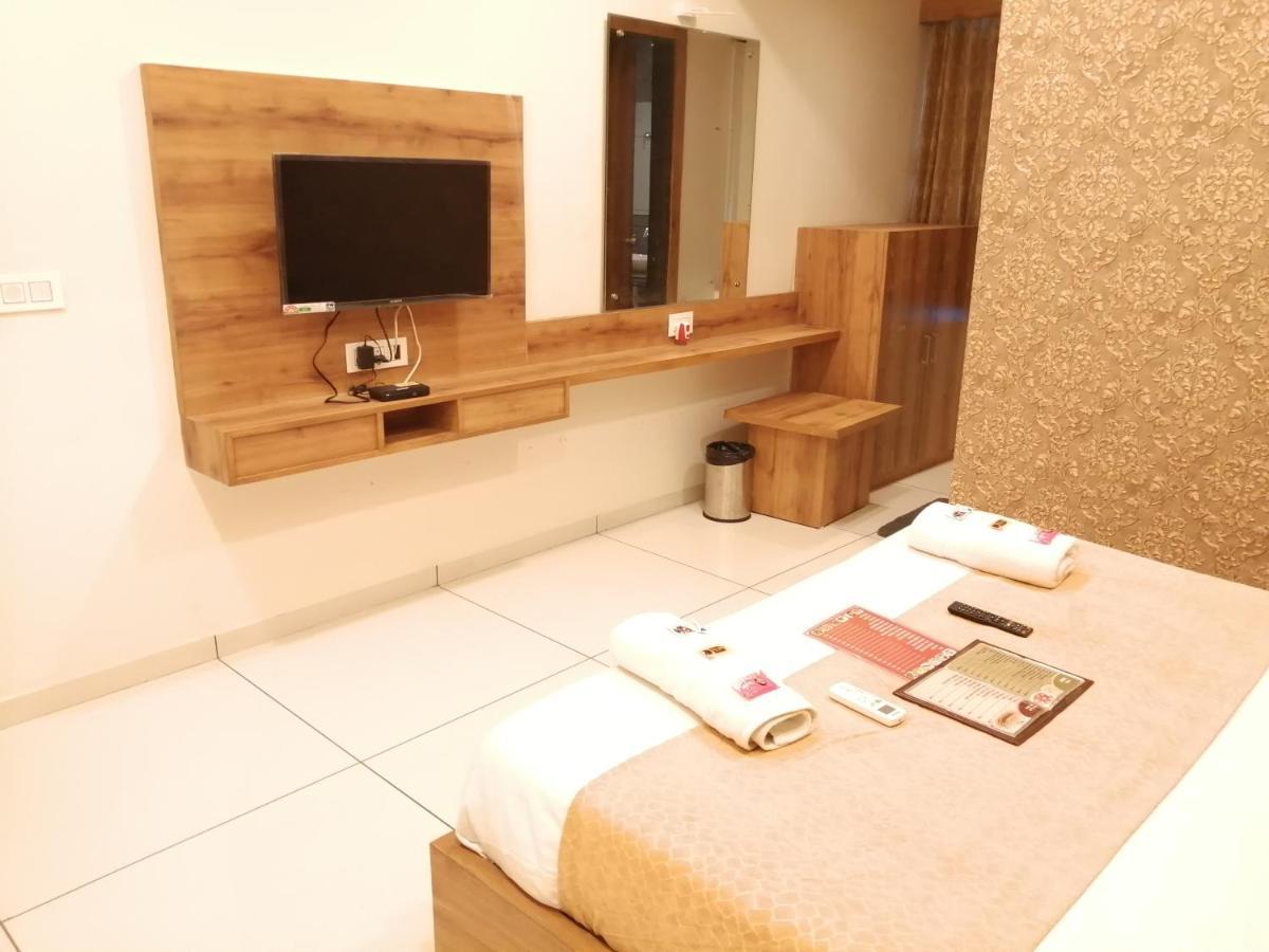 Hotel Golden City Vadodara Extérieur photo